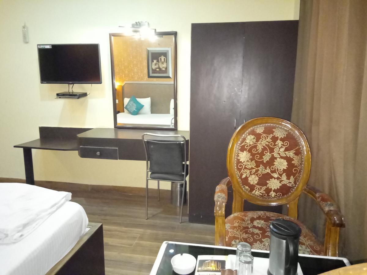 Hotel Samrat Kaushambi Ghaziabad Exterior photo